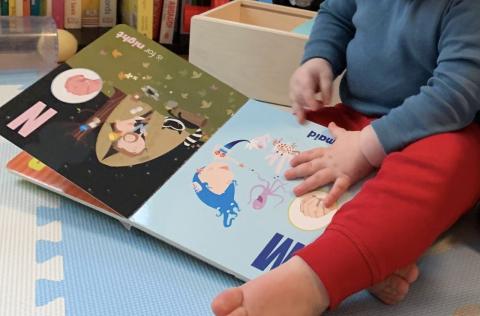 Baby Fingers: Stories, Songs & Signs