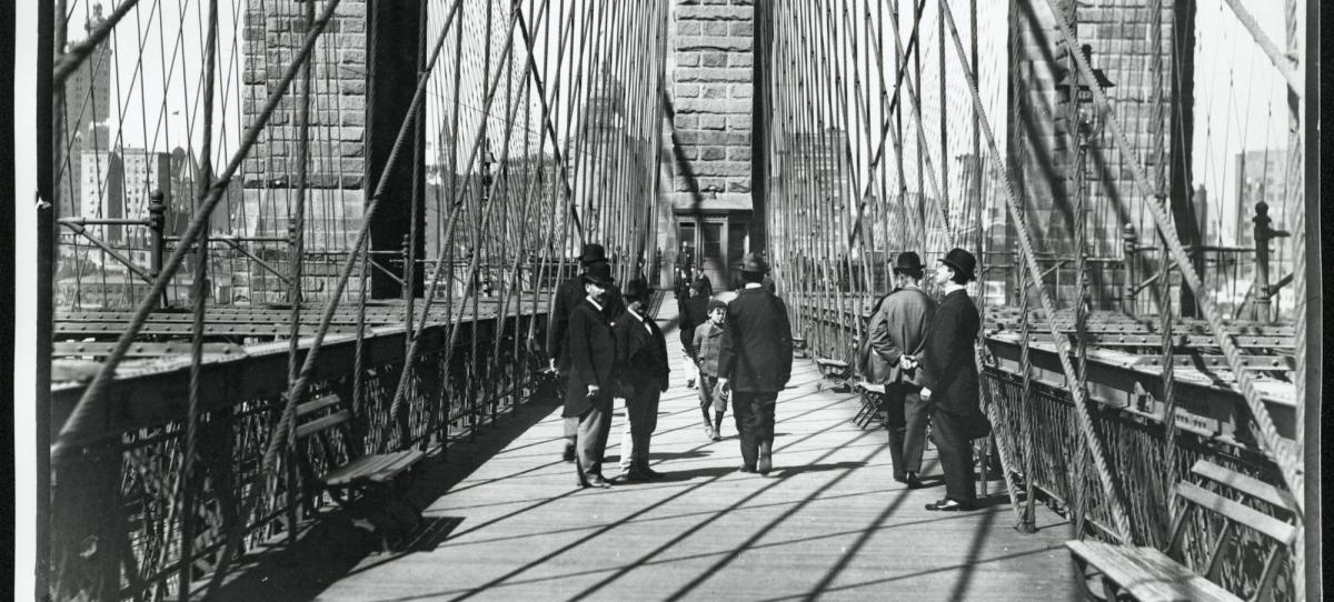 Black and white image of the Brooklyn Bridge